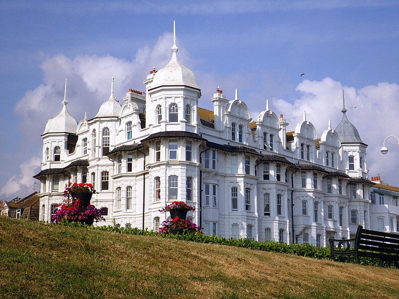 File:Wilton Court Mansions, Marina, Bexhill (2).jpg