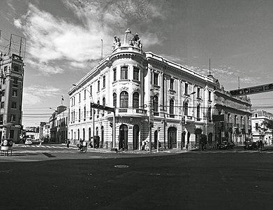 Edificio Popular y Porvenir en la Avenida Nicolás de Piérola Photographer: User:Gatodemichi