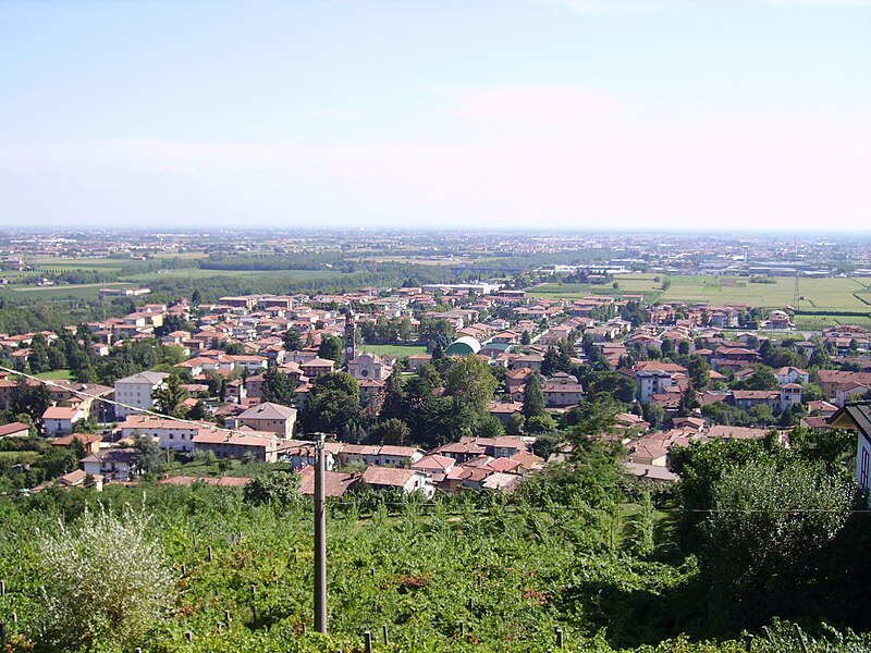 File:Panorama di Castelli Calepio.jpg