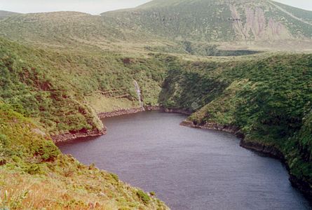 Highlands with water in volcano. Deutsch: Hocheebene mit Kratersee Lagoa Comprida und geringem Bewuchs nahe des Wasserspiegels.