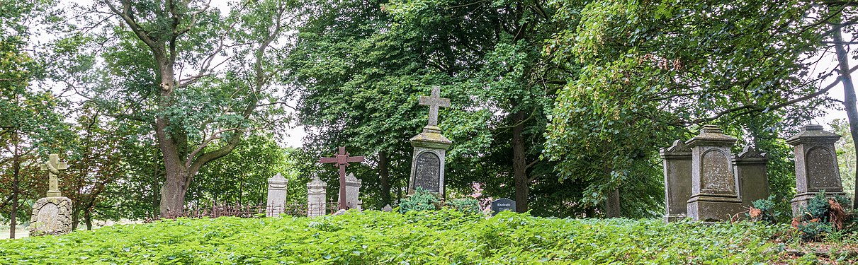 Friedhof (Alter Friedhof Ayenwolde) mit Wurt & Grabsteinen des 19. Jahrhunderts