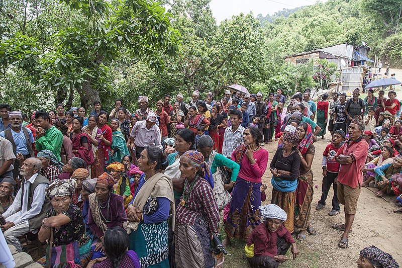 File:Warten vor der Ambulanz (Amppipal).JPG