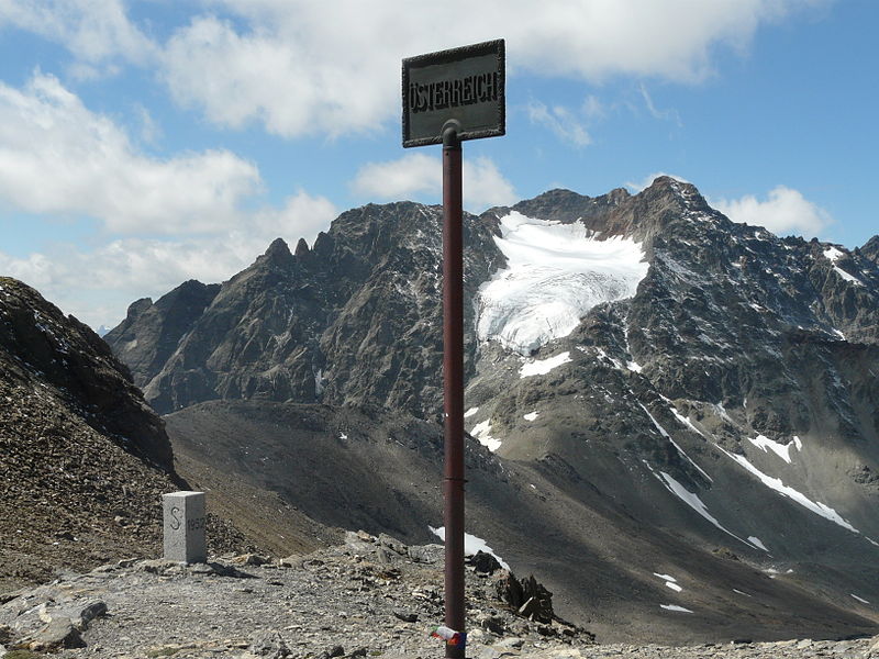 File:Blick vom Kronenjoch zum Pass Futschöl.jpg