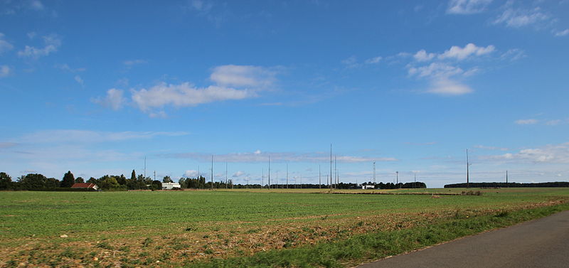 File:Centre de télécommunications internationales d'Eutelsat à Prunay-en-Yvelines le 24 août 2014.jpg