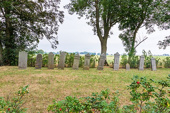 Der Jüdische Friedhof Jemgum liegt abseits des Ortes. Er ist ein Jüdischer Friedhof mit 13 Grabsteinen aus Sandstein aus dem Ende des 19. Jahrhunderts bis in die 30er Jahre des 20. Jahrhunderts; Anlage mit Bodenwölbung und umgebenden Baumbestand