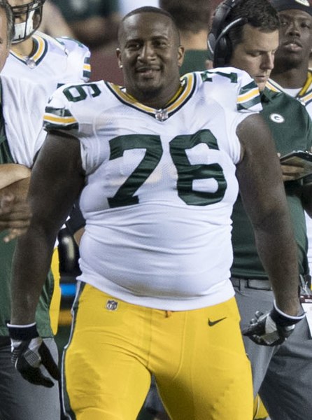 File:Mike Daniels 2017.jpg