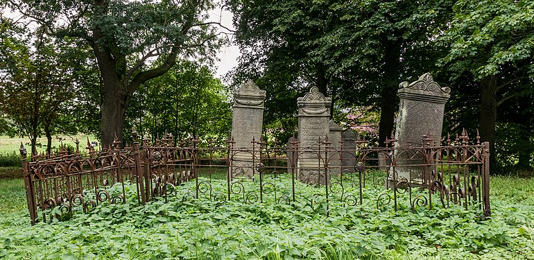 Friedhof (Alter Friedhof Ayenwolde) mit Wurt & Grabsteinen des 19. Jahrhunderts