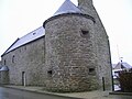 L'arrière de la mairie de Plourin et sa tour d'angle.