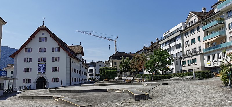 File:CHE — SZ — Bezirk Schwyz — Gde. Schwyz — Stadt Schwyz — Pfarrgasse (gestufte Freifläche) Mattes 2022-07-28.jpg