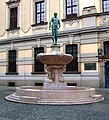 Deutsch: Der "Fechter-Brunnen" auf dem Universitätsplatz English: A fountain-statue near the main building Polski: Pomnik-fontanna "Szermierz" obok gmachu głównego