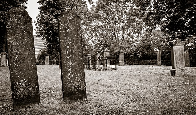 Boekzetelerfehn – Friedhof (Klosterfriedhof) mit: Wurt; mit einer Grabplatte des 17. Jahrhunderts und etlichen des 19. Jahrhunderts