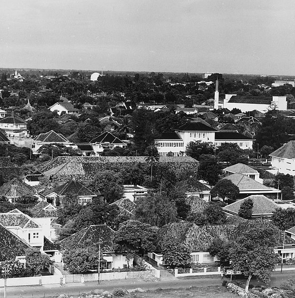 File:Collectie NMvWereldculturen, TM-20000861, Negatief, 'Gezicht op de wijk Menteng met op de voorgrond de Jalan Sumenep', fotograaf Boy Lawson, 1971.jpg