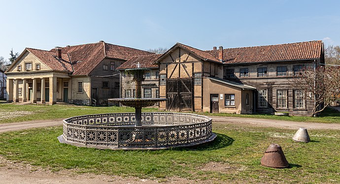 Königshütte (Bad Lauterberg) – Springbrunnen aus Gusseisen, gefertigt 1889 für die Weltausstellung in Paris (ob er wirklich dort war, ist umstritten), anschließend in der Mitte des Platzes aufgestellt. Die Königshütte in Bad Lauterberg im Harz ist eine ehemalige Hochofenanlage, Gießerei und Drahtzieherei aus der Zeit des frühen 19. Jahrhunderts. Sie war das größte kurhannoversche Eisenhüttenwerk und steht als technisches Denkmal unter Denkmalschutz.