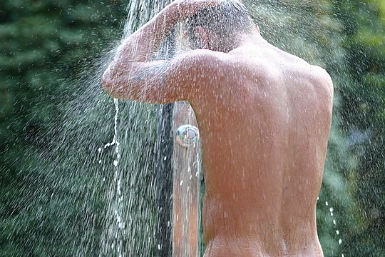 "Guy_under_shower.jpg" by User:TwoWings