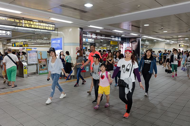 File:People in MRT Ximen Station 20160610.jpg