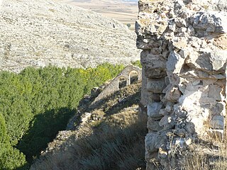 Acueducto para el castillo, del río Escalote a la colina.