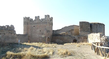 Torre del homenaje y patio de armas del castillo viejo.