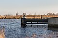 Ramspolbrug, Markeringspalen voor de ingang van de brug.