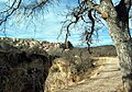 Camino del Hituelo en Castielfabib, con detalle de la villa al fondo.