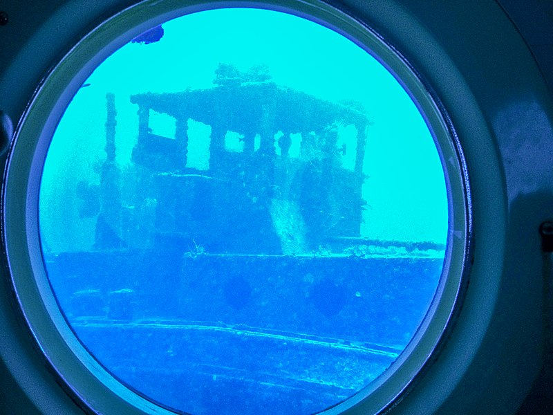 File:VISTA DESDE INTERIOR DE SUBMARINO A NAUFRAGIO2.jpg