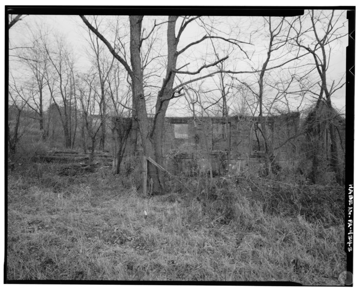 File:VIEW OF THE WATER FILTRATION PLANT LOOKING SOUTH-EAST. A SET OF FOUR EVENLY SPACED CONCRETE WALLS JUT OUT FROM THE NORTHEAST FACADE OF THE BUILDING. - Tower Hill No. 2 Mine, HAER PA,26-TOHI.V,1-2.tif