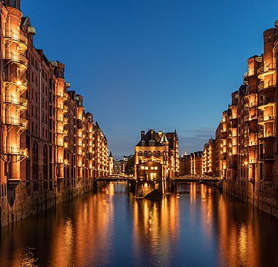 Das Wasserschloss (Hamburg) illuminiert zur blauen Stunde