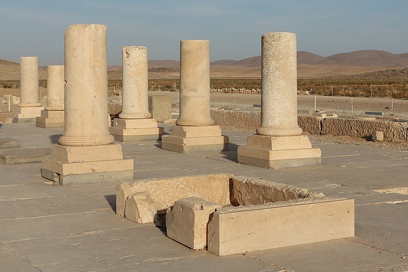 File:Private Palace, Pasargadae - Columns.jpg