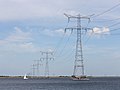 Hoogspanningsmasten in het Ketelmeer.