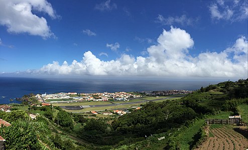 Santa Cruz das Flores Deutsch: Küstenstädtchen Santa Cruz am Meer.