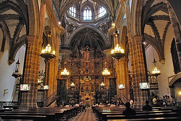 Nave central y retablo mayor.