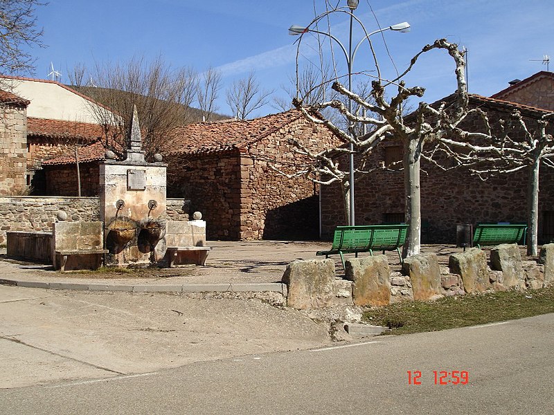 File:Plaza del pueblo - panoramio.jpg