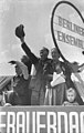 Der Wagen des Berliner Ensembles mit Bertolt Brecht und Helene Weigel am 1. Mai 1954, Marx-Engels-Platz