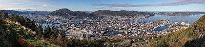 Thumbnail for File:Vista de Bergen desde la montaña Fløyen, Noruega, 2019-09-08, DD 27-31 PAN.jpg