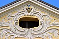 English: Cutout from the pediment on top of the central projection on the east side of the castle Deutsch: Ausschnitt des Dekorgiebels als oberer Abschluss des Mittelrisalit auf der Ost-Seite des Schlosses