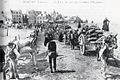 Roscoff : l'arrivée des voitures d'oignons au port vers 1920 (carte postale).