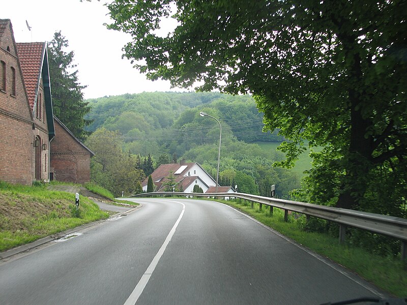 File:Wallücke Passstraße von Norden.jpg