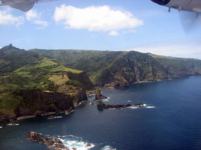 Steep coast of Cedros and Ponta Ruiva. Deutsch: Steilküste der Vulkaninsel