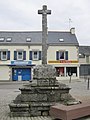 La croix à écots, datant du XVIe siècle, près de l'église paroissiale Sainte-Thumette.