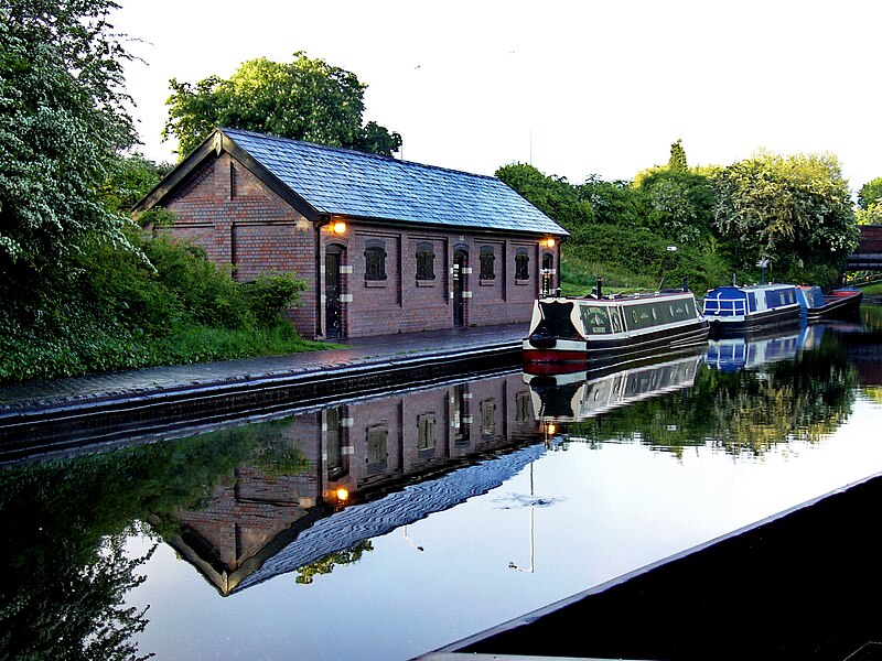 File:Dudley canal - panoramio (8).jpg