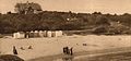 La plage de Port Manec’h, les cabines de bain et le manoir Dalmore vers 1930.