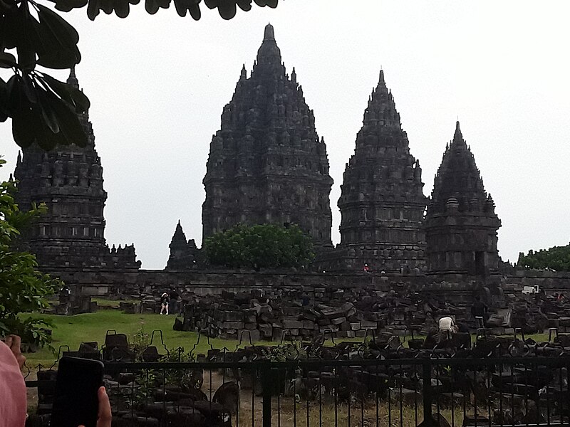 File:Kompleks Candi Prambanan 17.jpg