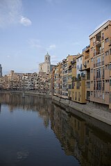 Català: La Catedral i el riu Onyar Italiano: La Cattedrale e il fiume Onyar.