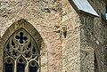 English: Upper part of a tracery window and head sculpture of a Gothic architect at a choir`s retaining wall Deutsch: Oberer Tei eines Maßwerkfensters und ausdrucksvoller Männerkopf aus Stein (Baumeister?) an einem Strebepfeiler des Hauptchores