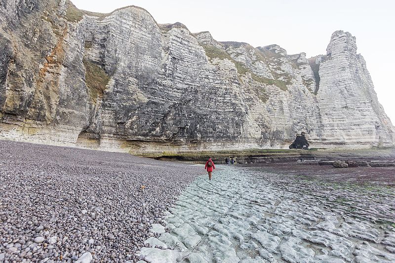 File:Beach and cliffs near Porte d’Aval, Étretat-8213.jpg