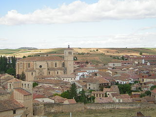 Vista de la Colegiata de Santa María del Mercado desde el castillo.