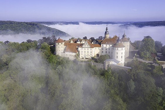 Schloss Langenburg über dem vernebelten Tal der Jagst