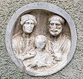 English: Ancient Roman relief medaillon (portrait grave stone of a Roman couple with child) Deutsch: Altes römisches Relief-Medaillon (Porträt-Grabstein eines römischen Ehepaares mit Kind)