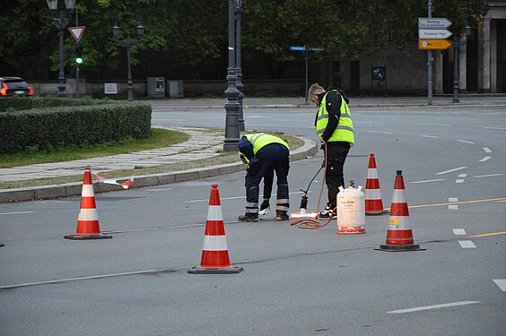 Flame-scarfing of temporary yellow lines