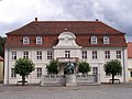 Ehemaliges Rathaus Stavenhagen, das heutige Literaturmuseum, mit Statue Fritz Reuters