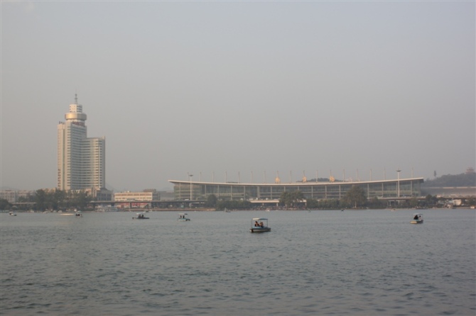 File:看湖对面的南京站 201011 - panoramio.jpg